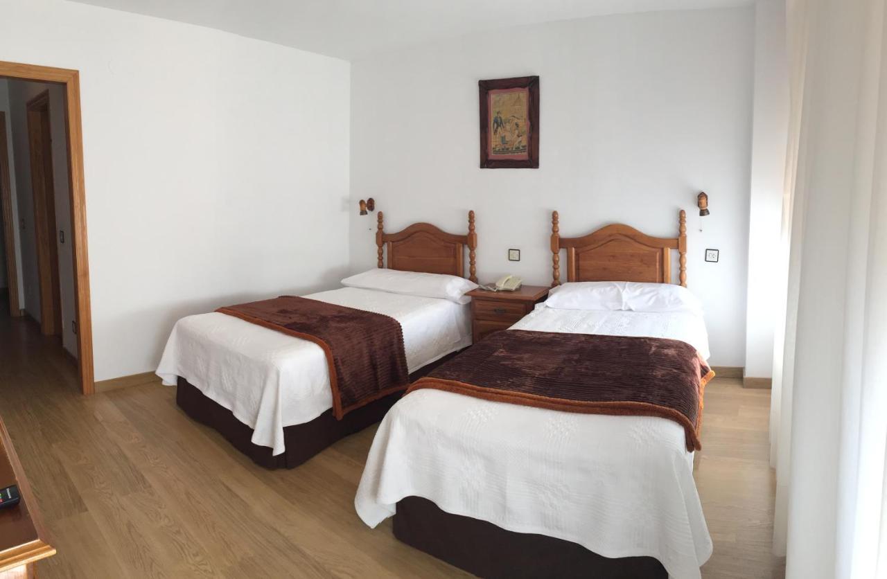 פאנס Hotel Trespalacios מראה חיצוני תמונה